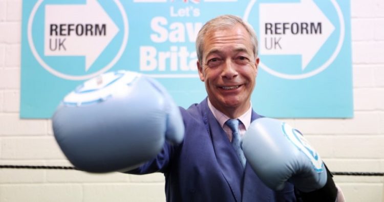 E djathta ekstreme hyn në parlamentin e Britanisë, Nigel Farage zgjidhet deputet pas 7 dështimeve