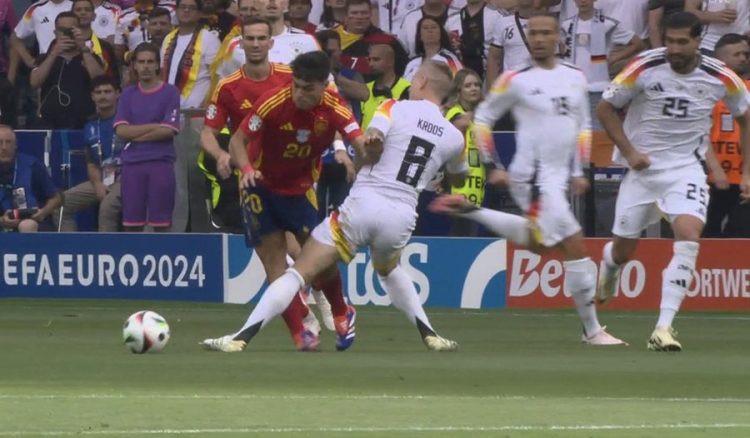 Tronditje për iberikët, Pedri lë lojën i dëmtuar nga Kroos
