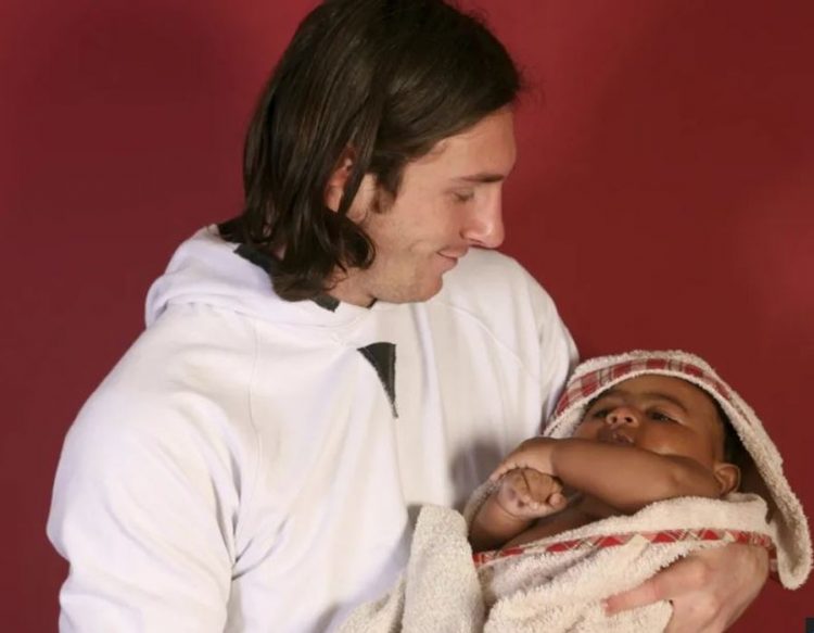 “Fillimi i dy legjendave”, Leo Messi mban në krah yllin e sotëm spanjoll, historia e fotos së Yamal me yllin argjentinas