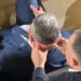 VIDEO/ Sekretari i Federatës së Futbollit i fshin djersët presidentit