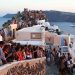 “Po vijnë 17,000 turistë”, banorëve të Santorinit u kërkohet të mbyllen në shtëpi për të liruar hapësirë