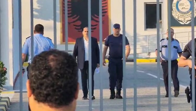 Foto/ Fredi Beleri lë qelinë, niset për në Strasburg për t’u betuar si eurodeputet