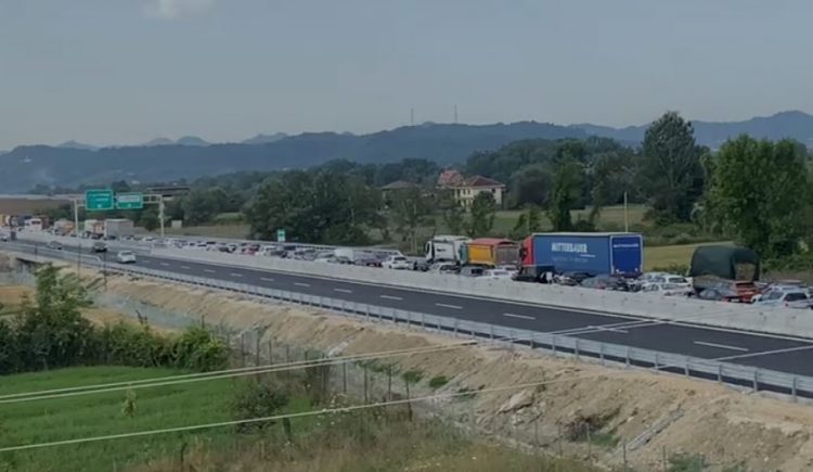 Trafik në autostradën e re Thumanë-Kashar, radha e automjeteve i kalon 10 kilometra