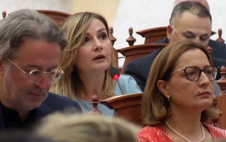 Tabaku në Kuvend: Ligji për tregtinë e armëve po ndryshon dy herë në pak muaj. Përgjigjet Felaj: Është një projektligj i ri 