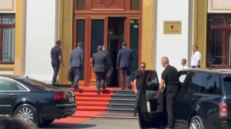 Altin Dumani mbërrin në Kuvendin e Shqipërisë, do të raportojë veprimtarinë vjetore të SPAK 