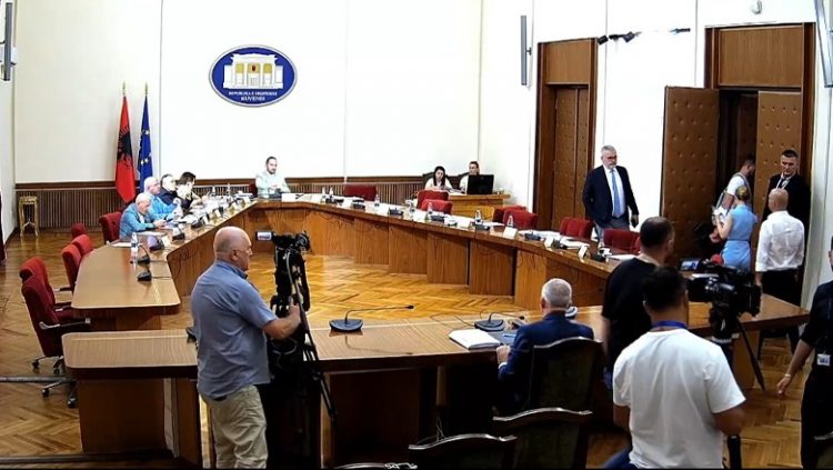 Debate në komisionin e ‘TIMS’, deputetët e PS largohen nga salla