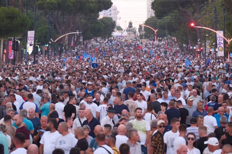 “Të bashkuar në betejë”, protestuesit nisin marshimin nga selia e PD-së drejt kryeministrisë