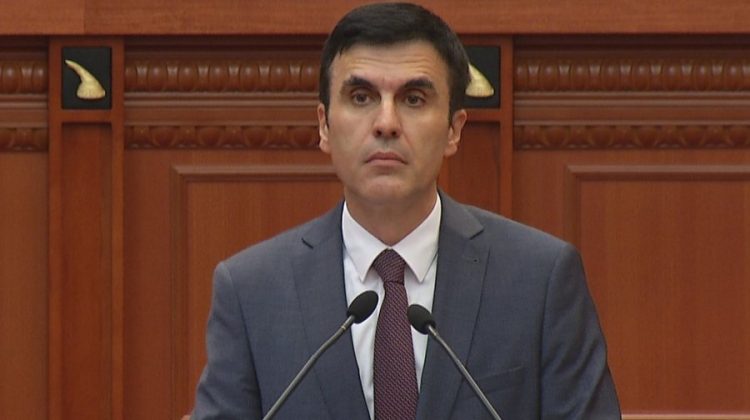 ‘Paguheni kot si prokuror’ Bardhi përplaset me Çelën në Kuvend!