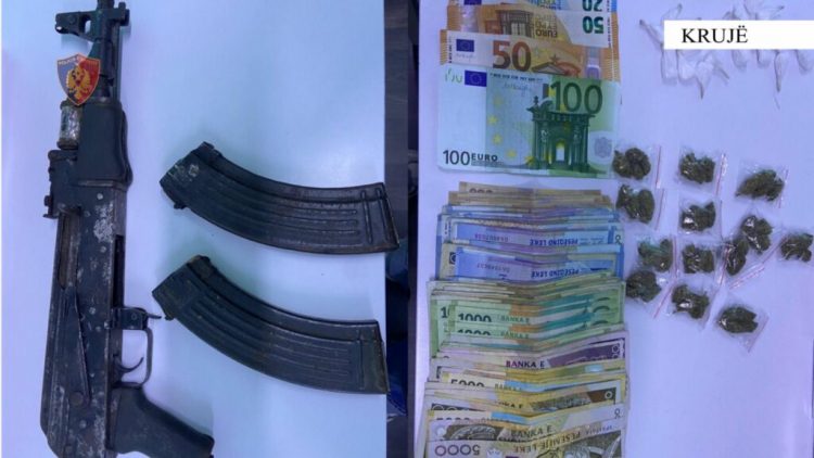 Kallashnikov dhe drogë në tabakino, arrestohet 32-vjeçari në Krujë