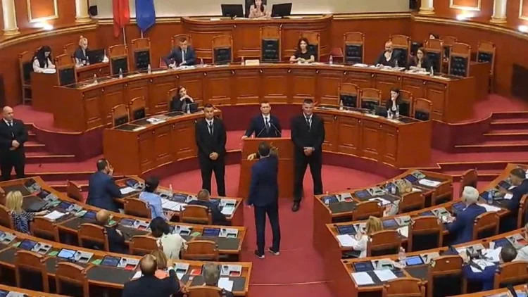 Tensione në Kuvend/ Felaj i ndërpret fjalën Hotit, Noka i shkon në foltore Dumanit