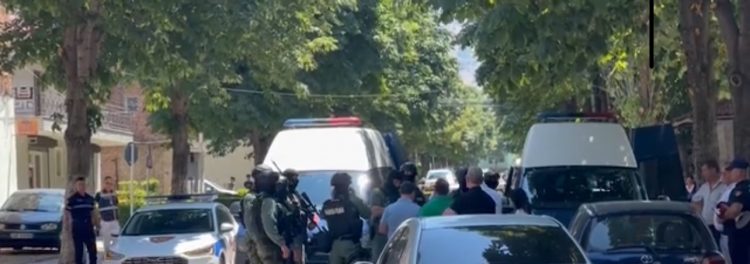 RENEA blindon Korçën pas të shtënave me armë, rrethon banesën e të moshuarit me snajper