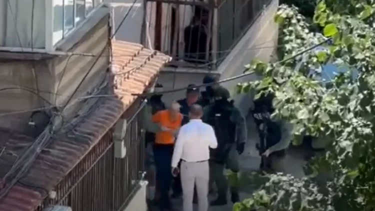 Qëlloi me armë zjarri nga ballkoni i banesës së tij, policia pas arrestimit të 71-vjeçarit: U dorëzua pas negociatave me RENEA-n