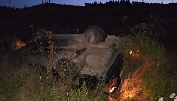 Makina del nga rruga, plagosen dy persona në Fier