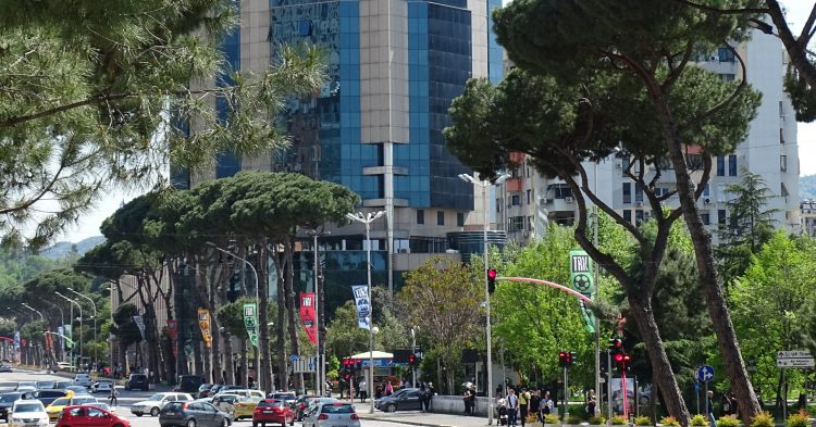 Në rrugët tona qarkullojnë 868 mijë mjete, 36% e tyre janë më të vjetra se 20 vite