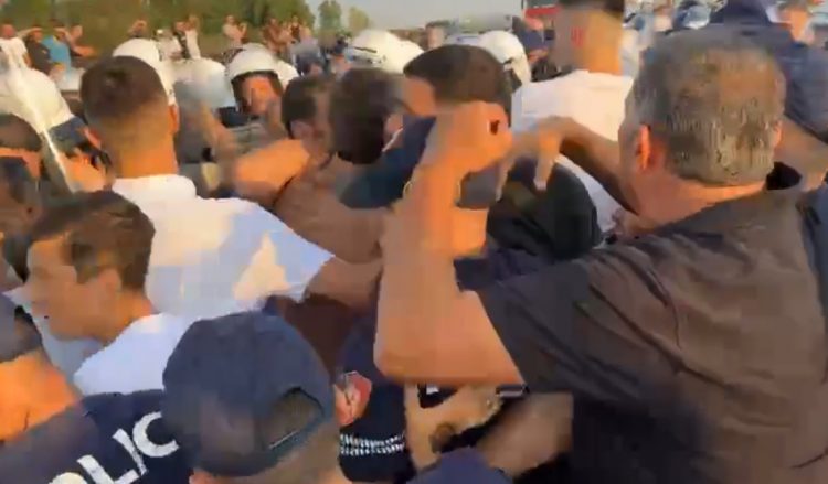 Banorët në protestë, bllokojnë aksin Thumanë-Kashar: Na kanë bllokuar lëvizjen me Tiranën