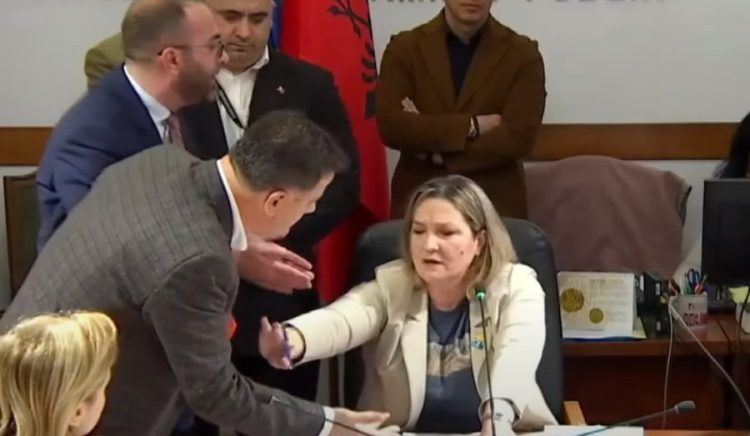 Flutura Açka largohet nga grupi parlamentar i PD dhe nga drejtimi i Komisionit të Medias