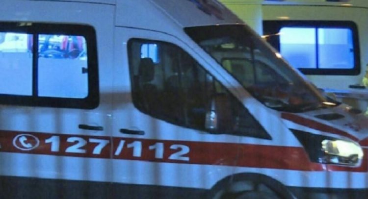 Vlorë/ Adoleshenti plagos me thikë një 38-vjeçar me probleme të shëndetit mendor