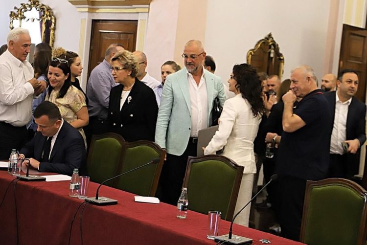 Dalin fotot nga mbledhja e grupit të PS/ Socialistët firmosin propozimin për Elisa Spiropalin si kryetare e Kuvendit