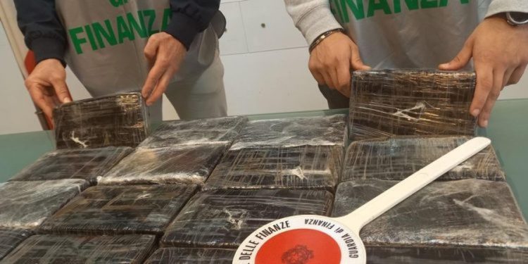 Kapet shqiptari me 1 milionë euro kokainë në makinë