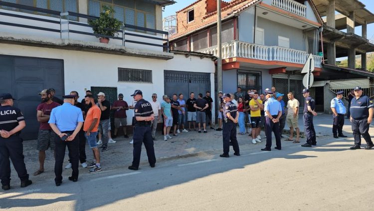 Fermerët në Maliq protestë për produktet e pashitura