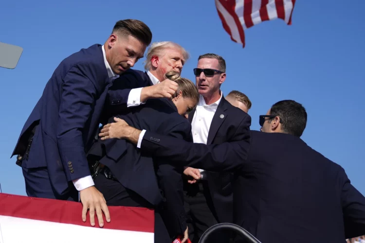 Zbardhet biseda e Trump me agjentët pas të shtënave: Prisni të marr këpucët