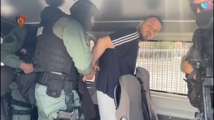 VIDEO/ Publikohen pamjet nga momenti i mbërritjes së Leart Haxhiut në Shqipëri