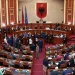 Tensione në Kuvend/ Deputetët e PD rrethojnë foltoren, Nikolla ndërpret seancën