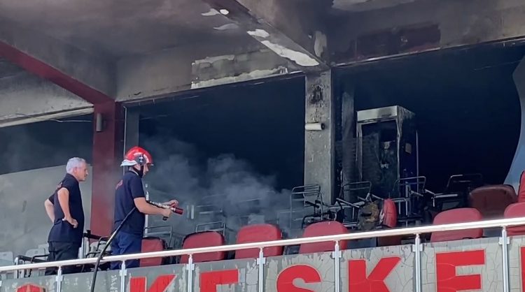 Përfshihet nga flakët stadiumi i klubit të Skënderbeut