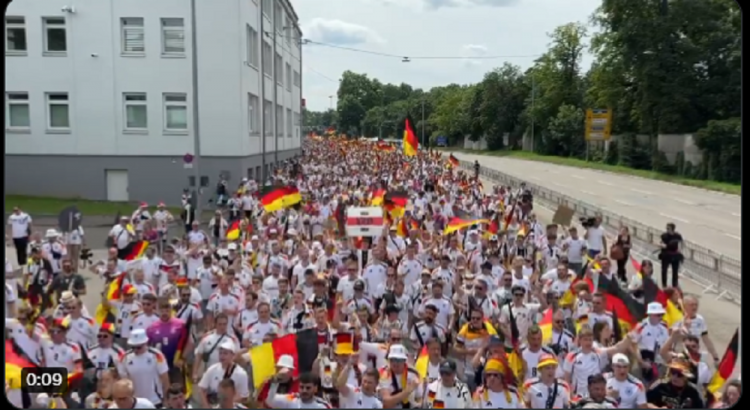 Mijëra tifozë gjermanë marshojnë drejt stadiumit përpara çerekfinales me Spanjën