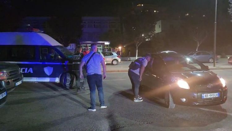 Fier/ 25-vjeçari plagos me thikë bashkëjetuesin e ish-gruas, arrestohet autori