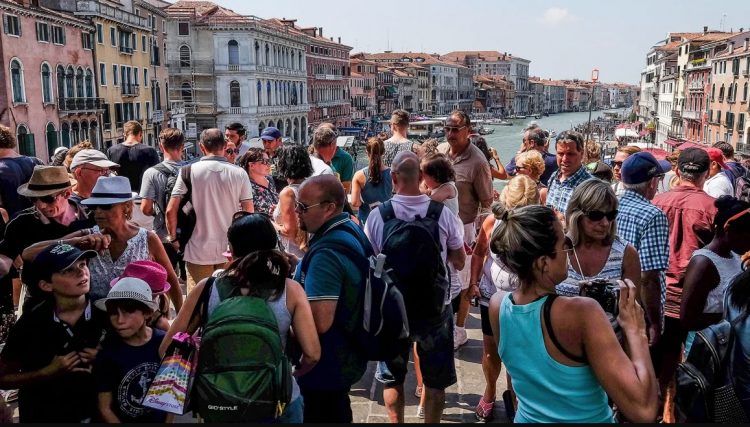 Numër rekord turistësh në Evropë, pavarësisht pushimeve të shtrenjta