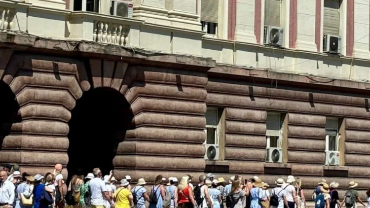 Rama ndan pamjet e turistëve në kryeqytet: Tirana e pushtuar si asnjë vit më parë!