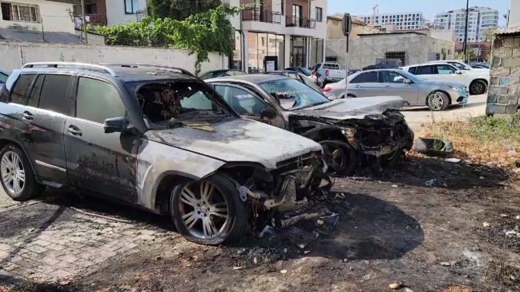 Djegia e dy makinave në Durrës, policia jep detaje