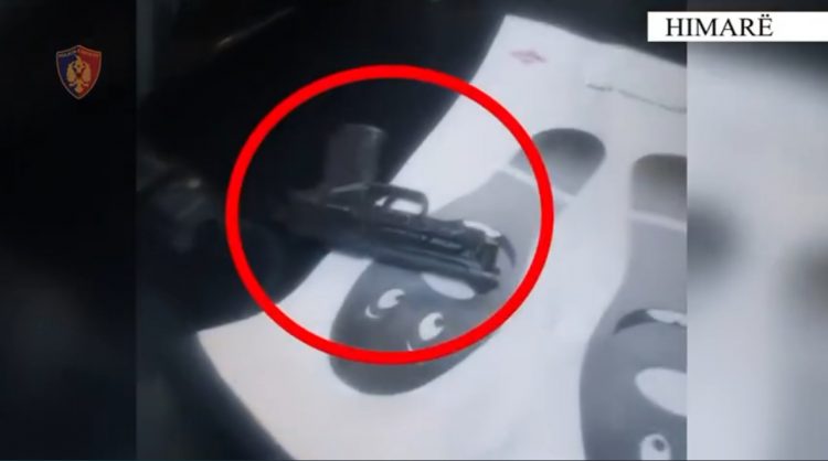 Himarë/ Lëvizte me armë në makinë, arrestohet 25-vjeçari