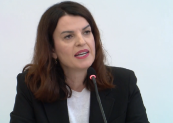 Ministrja Koçiu njofton masat e reja: Mjekët ndalohen të ndjekin të njëjtin pacient në shtet e privat! U hiqet bluza e bardhë përgjithmonë nëse… 
