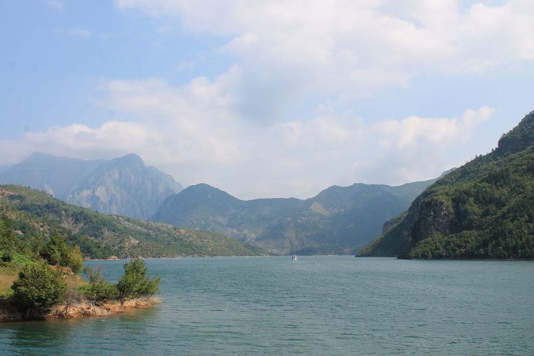 Humb jetën turistja franceze në Liqenin e Komanit