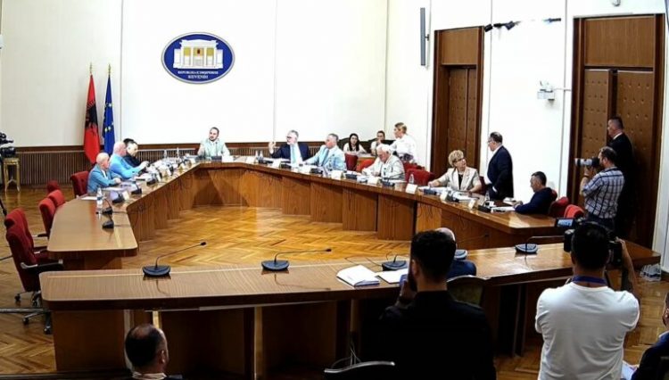 Debate në TIMS/ “Sikur ishe në dhimbjet e lindjes”, Salianji ironi me Gogun, socialisti: Uroj që nënës tënde mos…