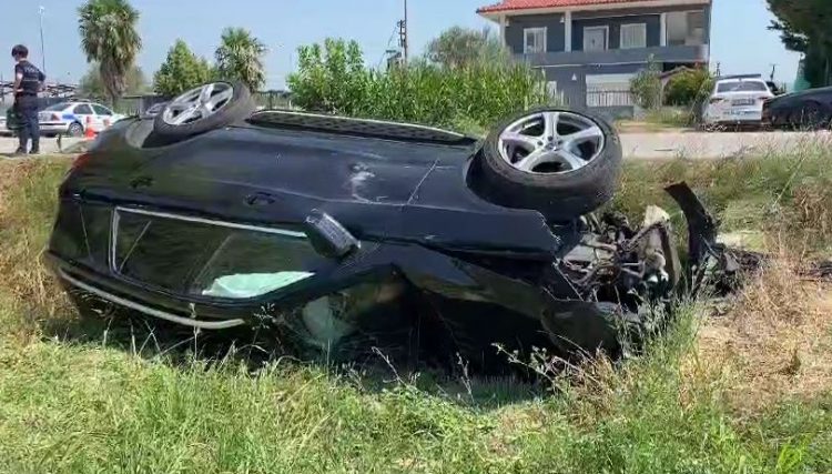 Aksidenti në aksin Berat-Lushnje, makina me 4 persona del nga rruga dhe përfundon në kanal