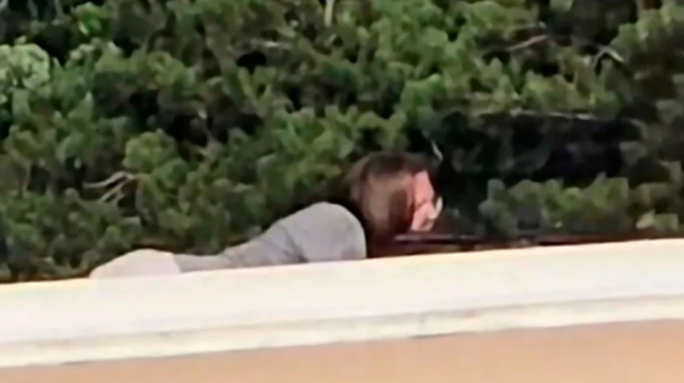 Video/ “Dikush është mbi çati”! Ja momenti kur të gjithë e pikasën autorin që zvarritej pak para se të qëllonte mbi Trump 