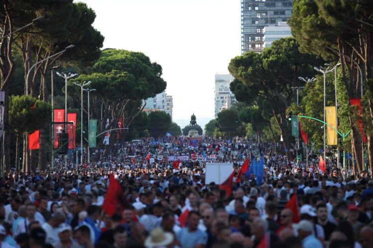 Opozita proteston sot para Kryeministrisë