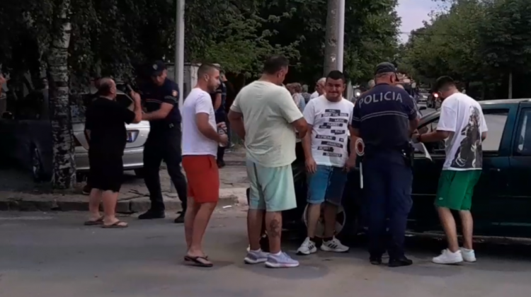 Aksident në Korçë/Përplasen dy makina dhe përfundojnë në lulishte, plagoset një i moshuar