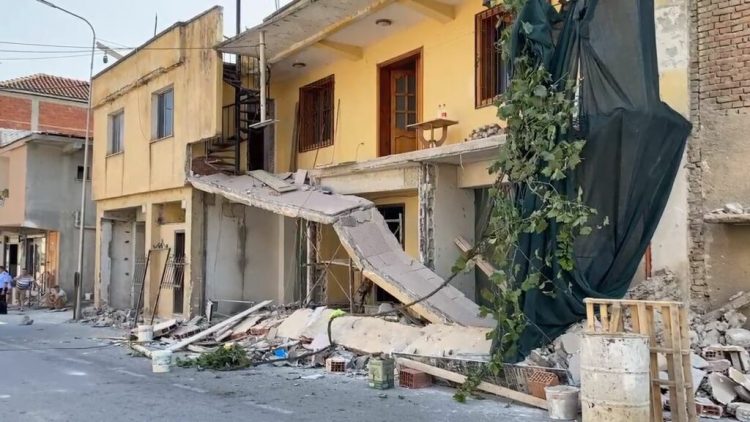 Pogradec/I bie muri sipër teksa ishte duke punuar, 27-vjeçari niset drejt Traumës në gjendje të rëndë