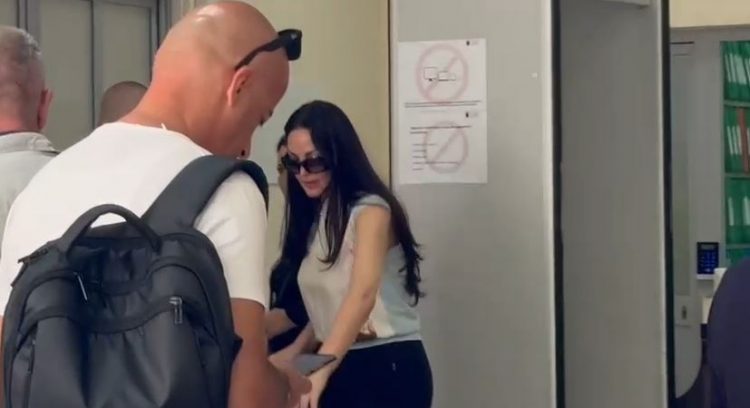 Foto/ Këngëtarja Bleona Qereti paraqitet në Gjykatën e Tiranës, zbulohet arsyeja 