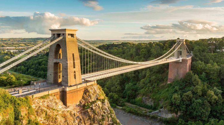 Angli/ Gjenden dy valixhe me mbetje njerëzore në urën Bristol  