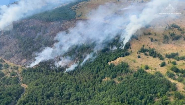 Zjarr në Klos, ndihmë nga ajri për të neutralizuar flakët