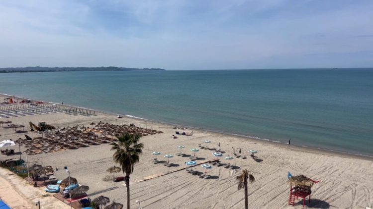 Pësoi arrest kardiak sapo u fut në det, ndërron jetë turisti në Durrës 