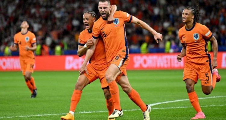 Holanda fiton ndaj Turqisë me rezultatin 2-1 dhe merr biletën e fundit të gjysmëfinales