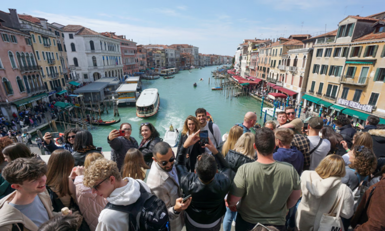 Venecia zvogëlon numrin e festave turistike