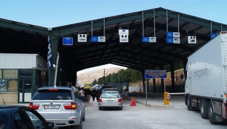 Udhëtonte drejt Greqisë me familjen, arrestohet shtetasja italiane në Kapshticë pasi iu gjet drogë në makinë