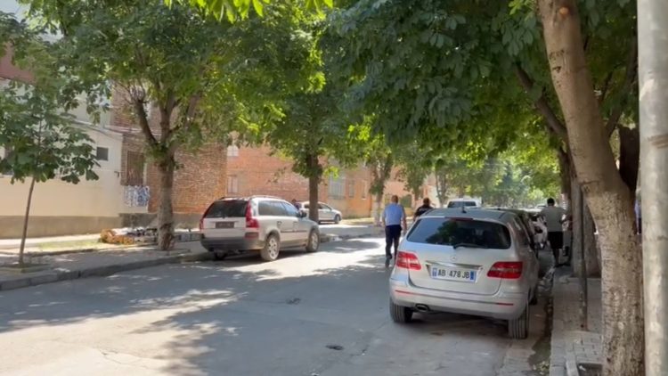 Detaje nga të shtënat me armë zjarri në Korçë, autori mbyllet në banesë! Policia rrethon zonën 